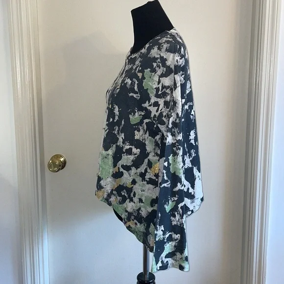 ANTHROPOLOGIE AKEMI + KIN long sleeved asymmetrical T-shirt with flared sleeves. - Picture 4 of 16